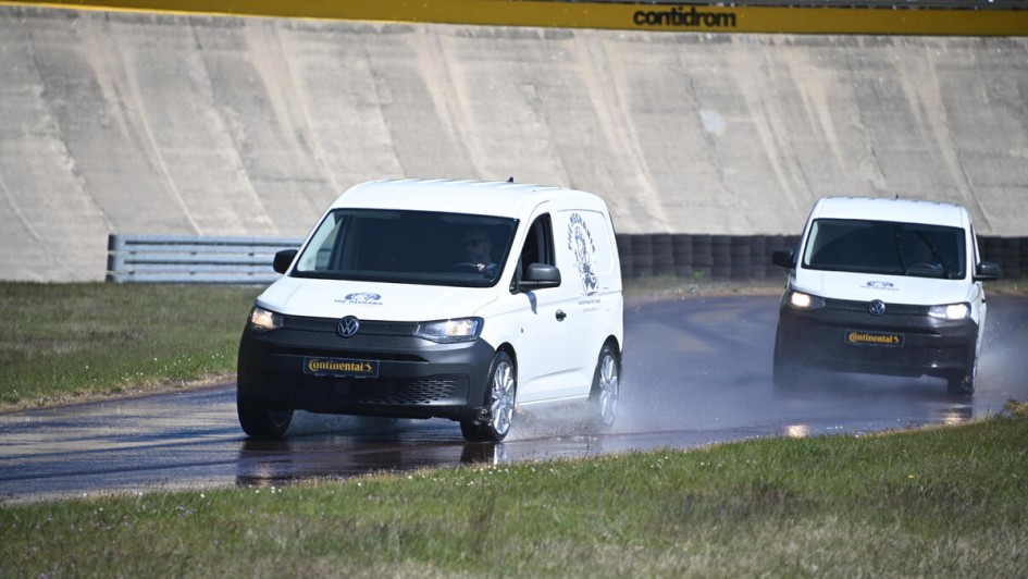 VW Caddy fährt auf 18-Zoll-Reifen auf dem Nasshandlingkurs von Continental auf dem Contidrom