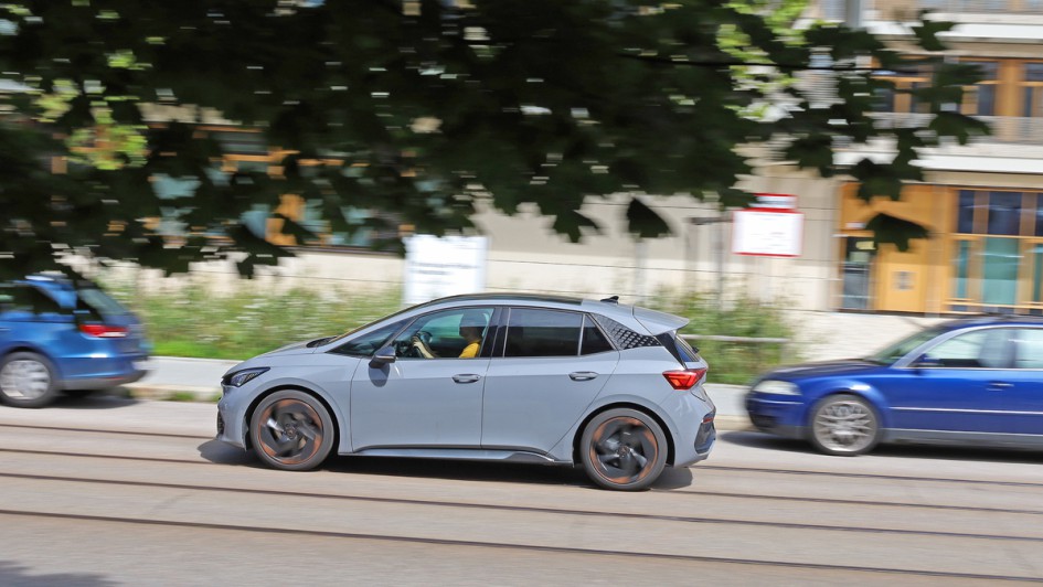 Mitzieher auf kleiner Innenstadtstraße vom Cupra Born bei gutem Sommerwetter