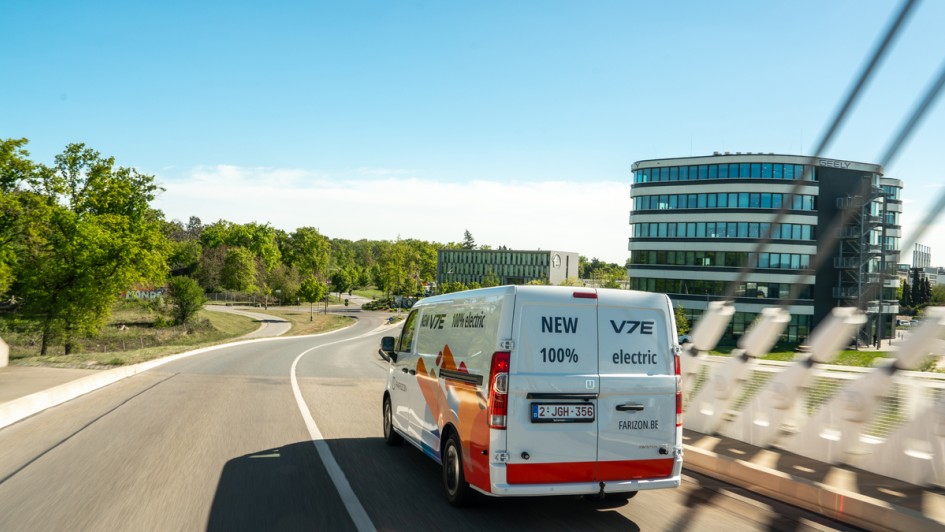 Farizon V7E fahrend von hinten auf landstraße