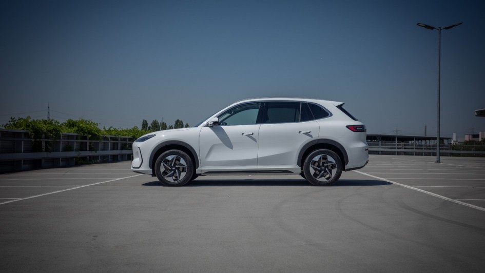Geely E5 in weiß lackiert stehend von der Seite fotografiert