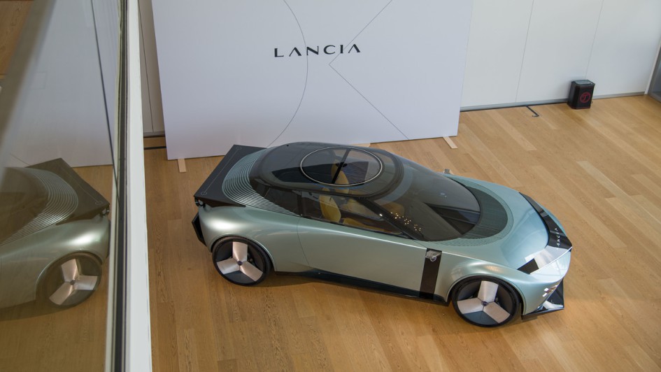 Lancia Pura HPE Seitenansicht schraeg von vorn