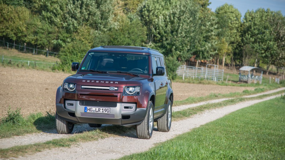 Land Rover Defender 130 auf Feldweg fotografiert