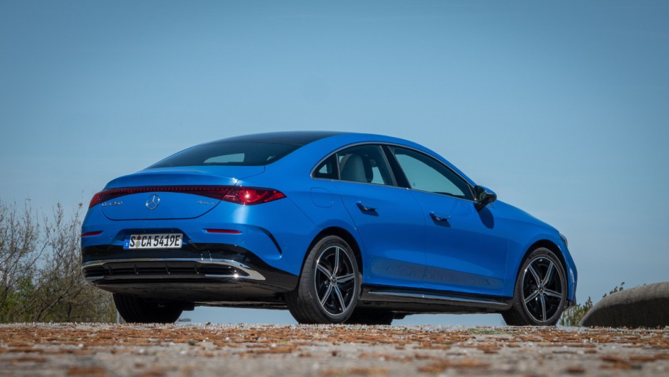 Mercedes CLA 350 4Matic von hinten stehend fotografiert