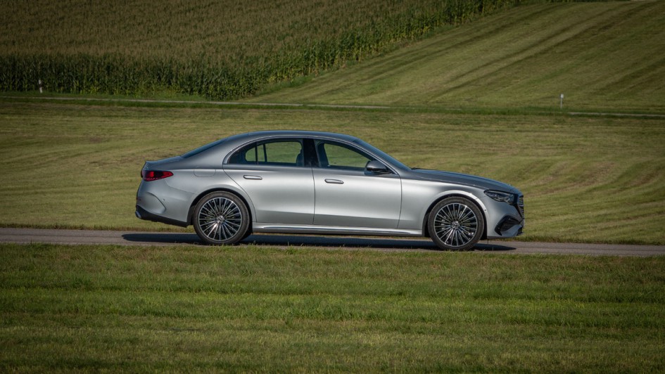 Seitenansicht des Mercedes E 450 4Matic, der in silber lackiert ist und 20-Zoll-Alufelgen montiert hat.