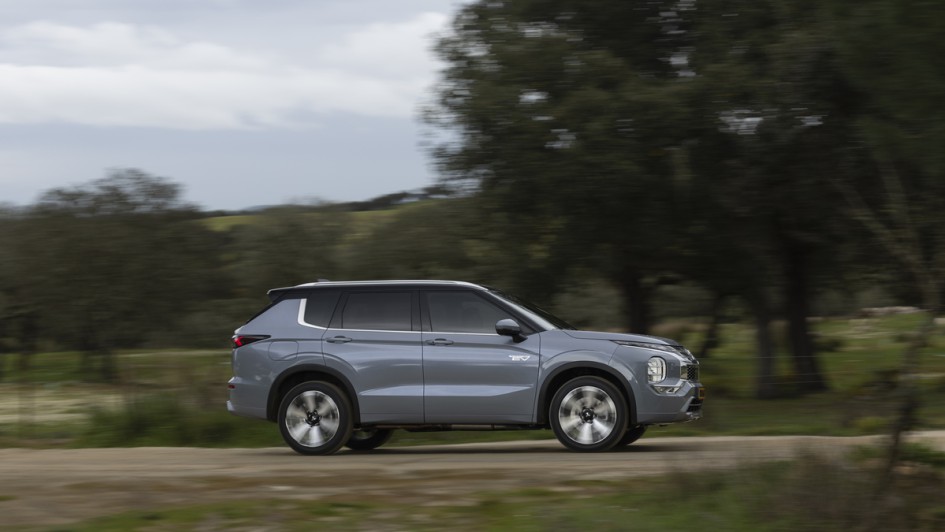 Mitsubishi Outlander fahren von der Seite fotografiert auf Lehmstrecke unterwegs