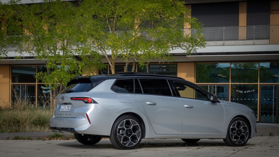 Astra Sports Tourer in silber von hinten aufgenommen