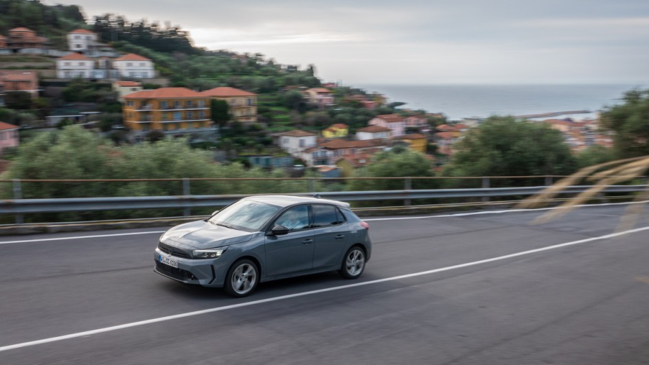 Mitzieher vom Opel Corsa vor dem Meer in Ligurien