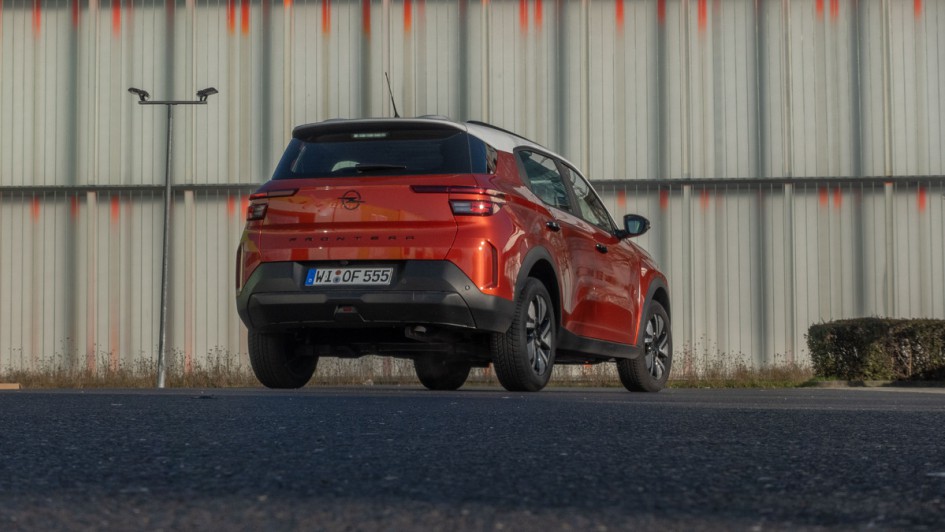 Von hinten fotografierter, Kanyon Orange lackierter Opel Frontera