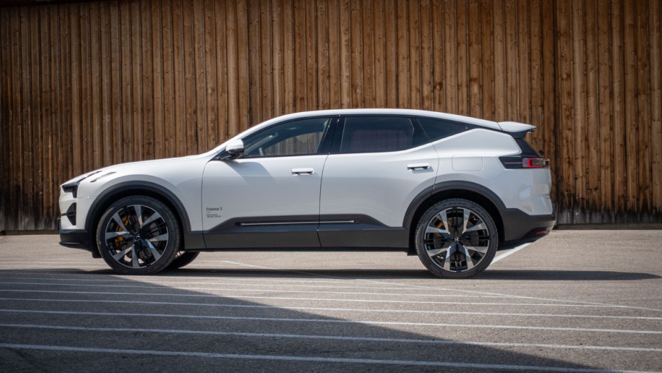 Seitensicht eines weißen Polestar 3 vor Holzwand