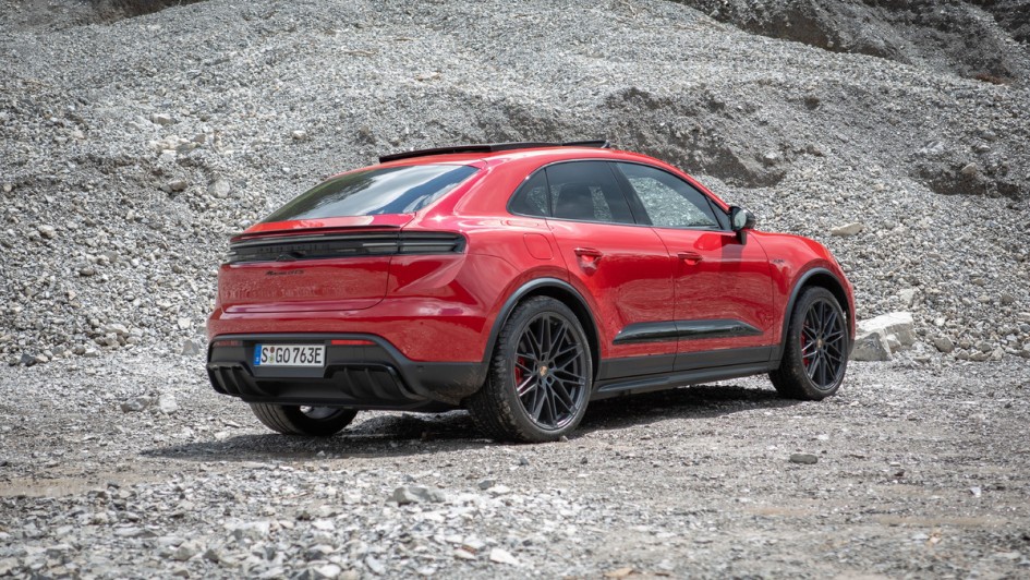 Roter Porsche Macan GTS in einem Steinbruch aufgenommen