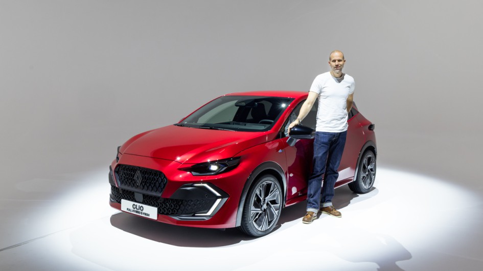 Michael Blumenstein am neuen Renault Clio aussen angelehnt