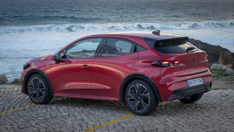 Roter Renault Clio schräg von hinten vor dem Atlantik in Cascais fotografiert