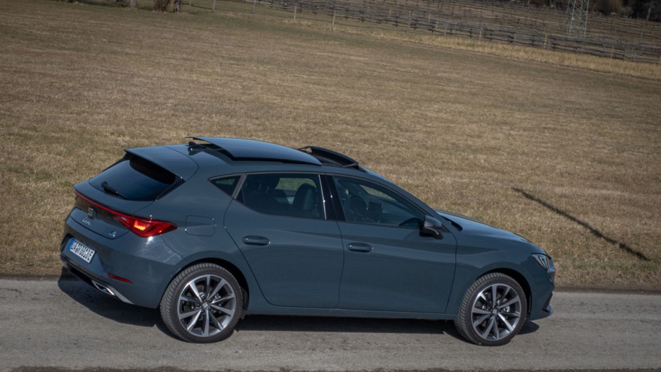 Seat Leon Plug-in-Hybrid (2025) Heckansicht auf Asphalt stehend, Seat in grau lackiert
