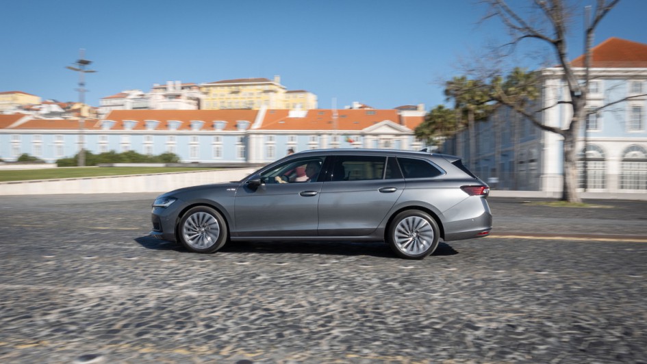 Skoda Superb fahrend von der Seite aufgenommen