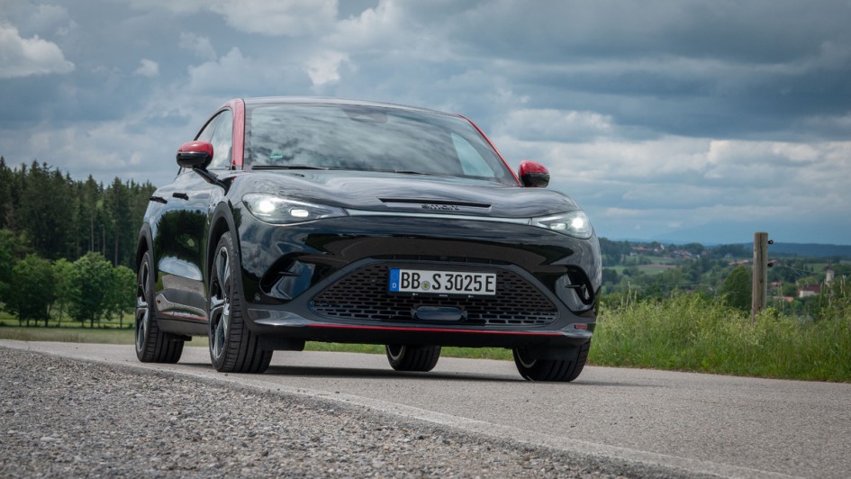 Smart #3 Brabus von Vorn fotografiert auf Straße, Smart ist in schwarz mit rot lackiertem Dach