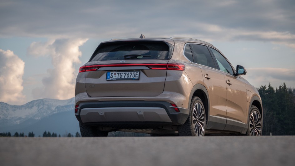 Togg T10X von hinten gegen den Himmel fotografiert