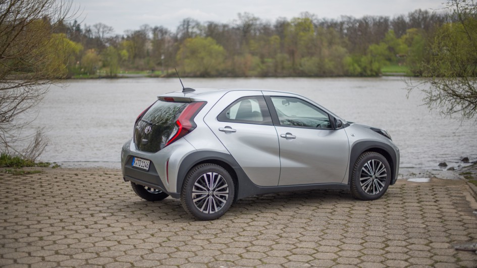 Toyota-Aygo-X schraeg von der Seite