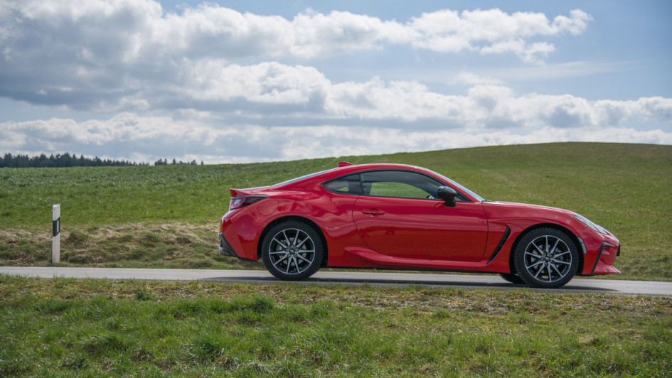 Toyota GR 86 in rot in der Seitenansicht vor Wiese