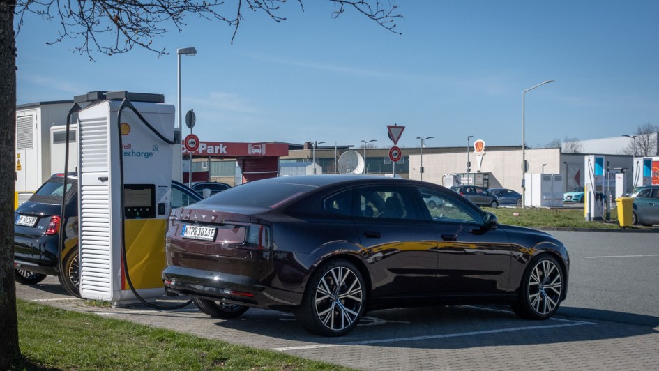 Volvo ES90 an HPC Ladepunkt an der Autobahn von hinten aufgenommen