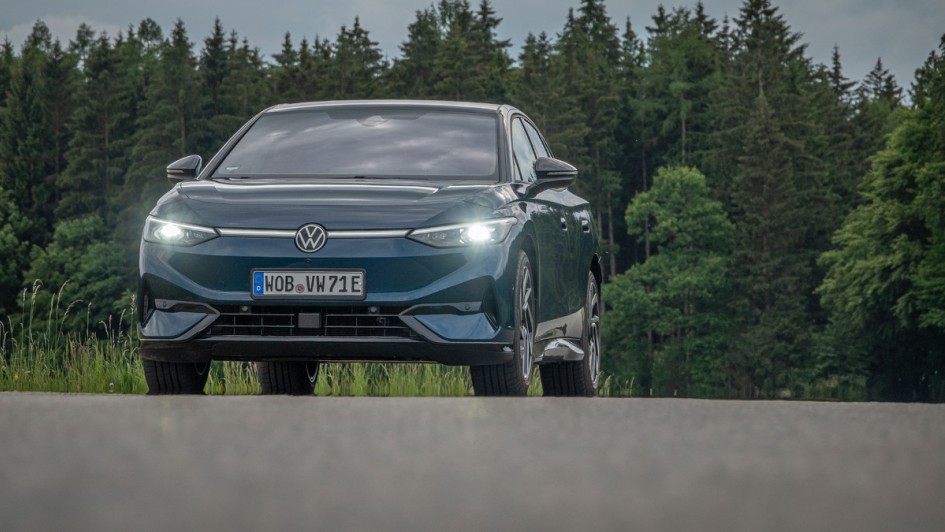 VW ID.7 Pro schräg von vorn fotografiert. ID.7 ist in dunkelblau Metallic