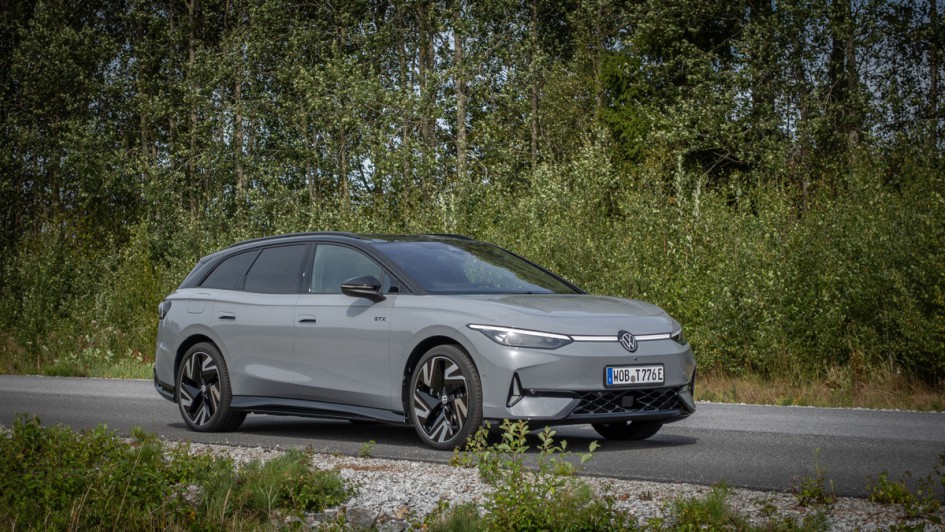 VW ID.7 Tourer GTX schraeg von vorn fotografiert