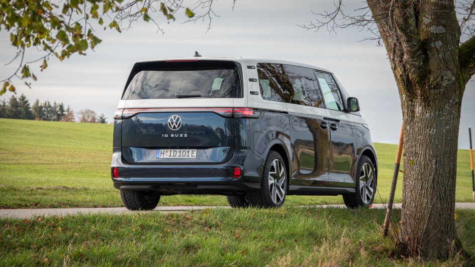 Von schräg hinten, neben einem Herbstbaum stehend fotografierter VW ID.Buzz Pro langer Radstand