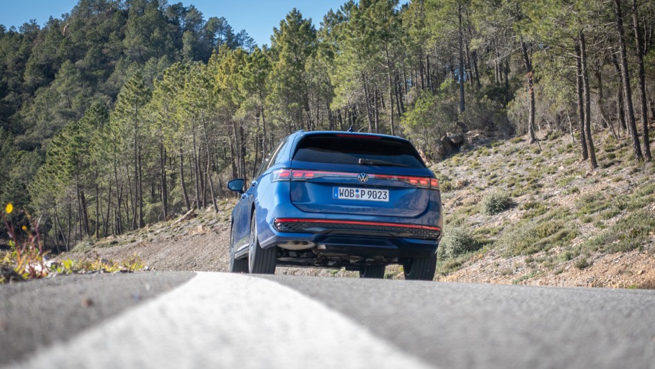 Blauer Passat Variant 2.0 TDI von hinten tief von unten fotografiert