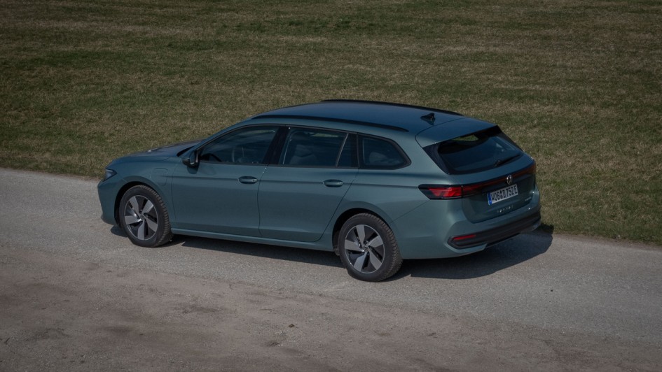 VW Passat eHybrid stehend fotografiert von der Seite