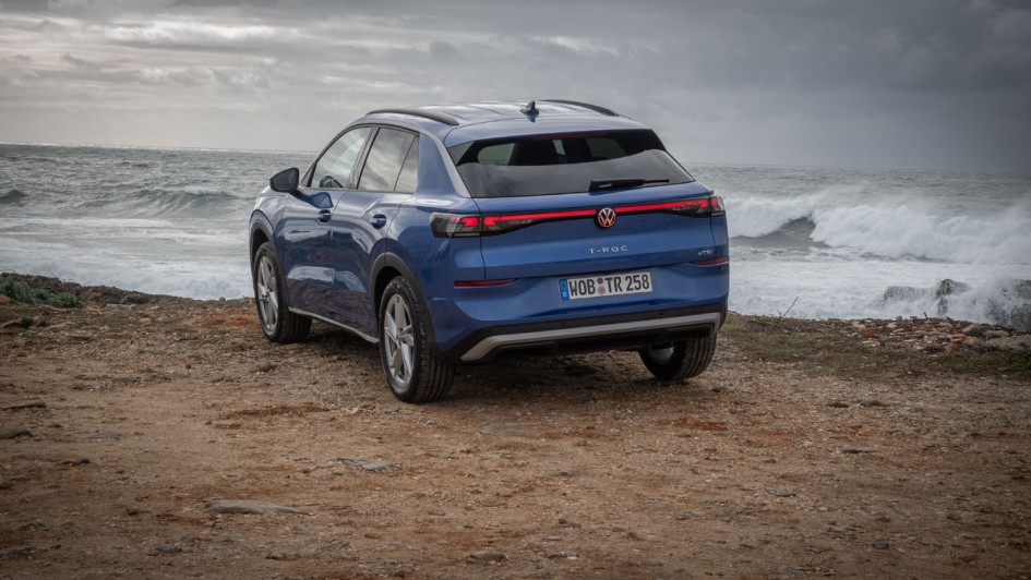 Schräg von hinten fotografierter VW T-Roc 2026.