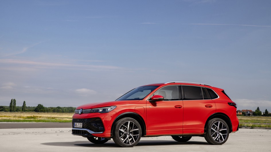 Seitenansicht des VW Tiguan 2024 in rot lackiert