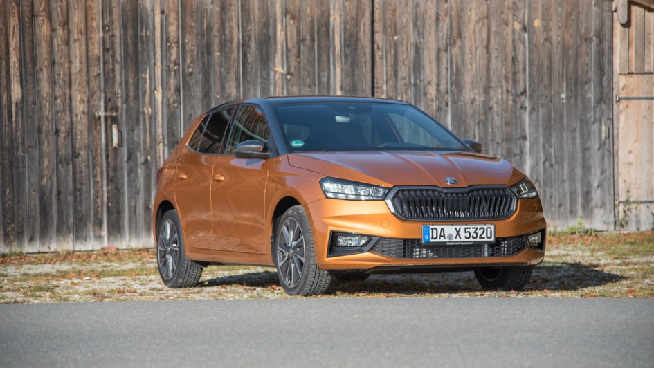 Skoda Fabia 1.5 TSI vor Holzwand in bronze schräg von vorn
