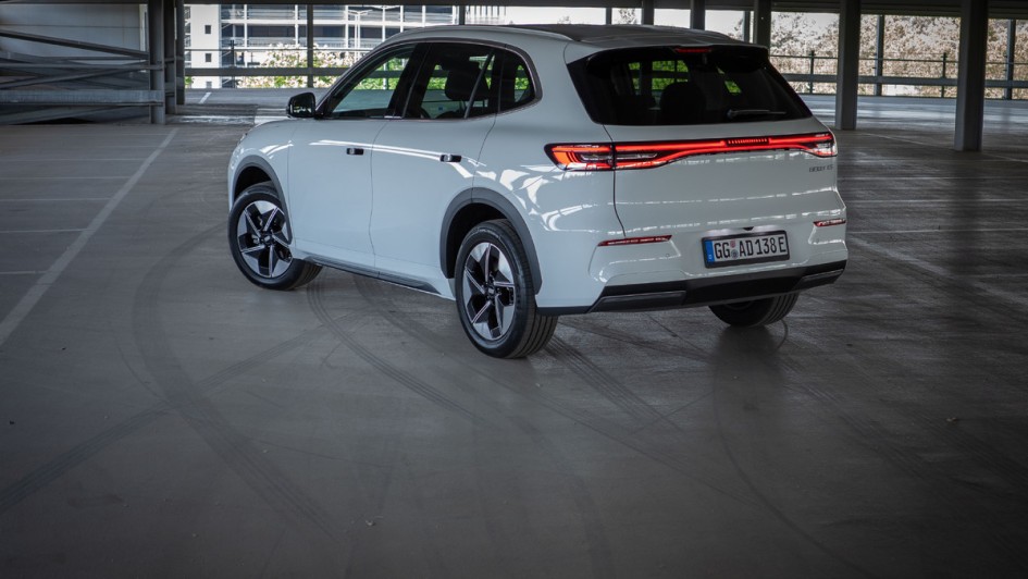 Heckansicht des Geely E5 Kompaktklasse-Elektro-SUVs