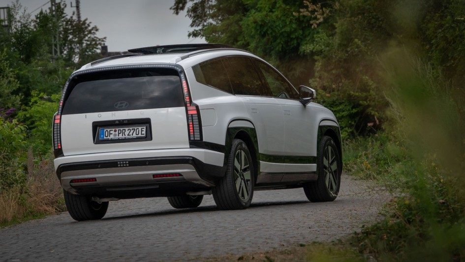 Heckansicht des Hyundai Ioniq 9 stehend auf Kopfsteinpflasterweg