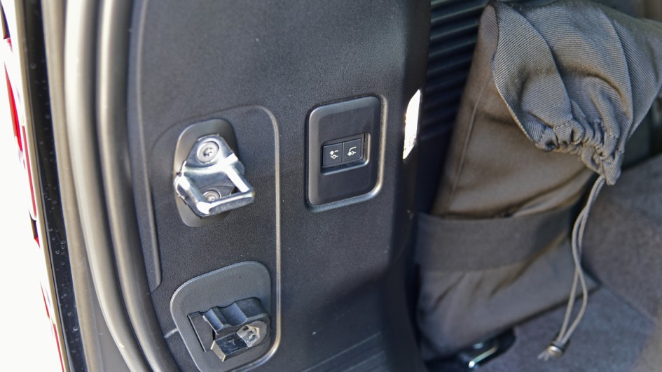 Foto vom Schalter zum Anheben und Absenken der Luftfederung im Kofferraum, um das Beladen zu erleichtern