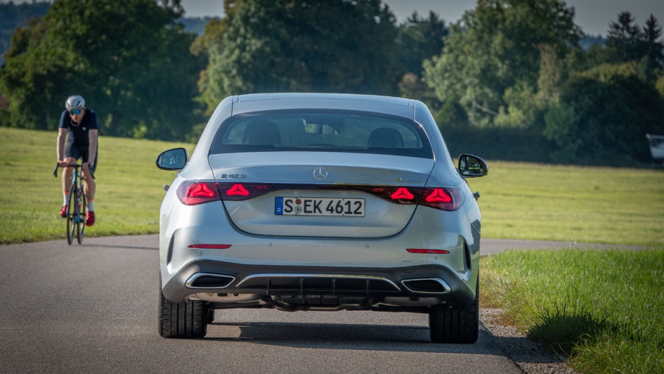 Mercedes E 450 in der Heckansicht mit eingeschaltetem Rücklicht.