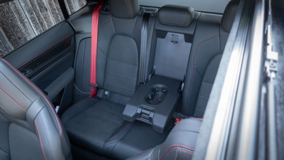 Rücksitz im Porsche Macan GTS von oben durch geöffnete Schiebedach aufgenommen