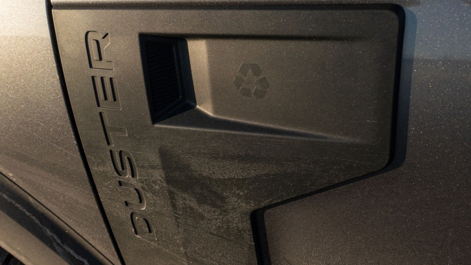 Kunststoffbeplankung am vorderen Kotflügel und der Tür des Dacia Duster 2025