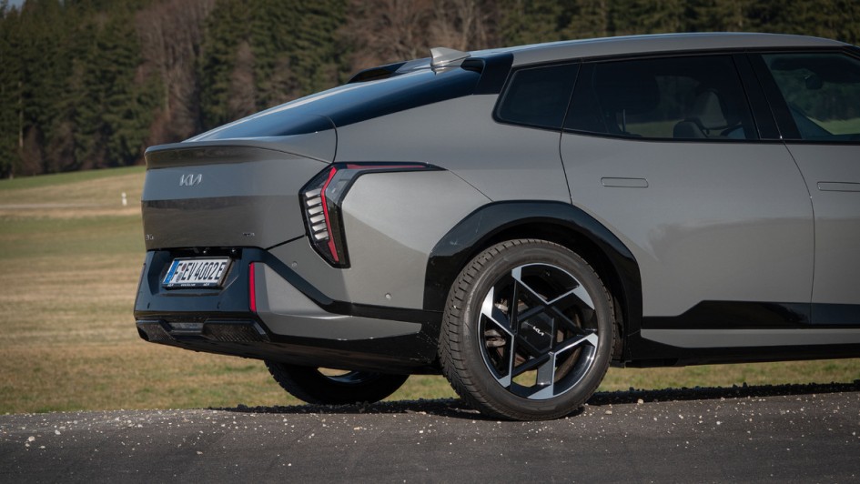 Heckansicht des Kia EC4 Fastback im Detail