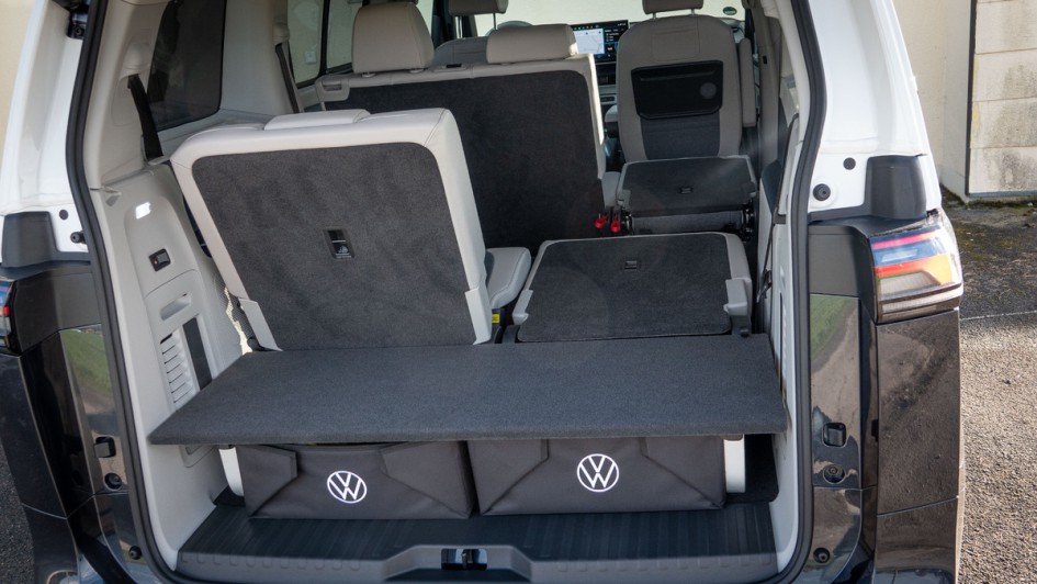 Im VW ID.Buzz Pro langer Radstand gibt es hinten entweder zwei zusätzliche Sitzplätze, was ihn endlich zum Siebensitzer macht oder viel Stauraum bei umgelegten Rückenlehnen.