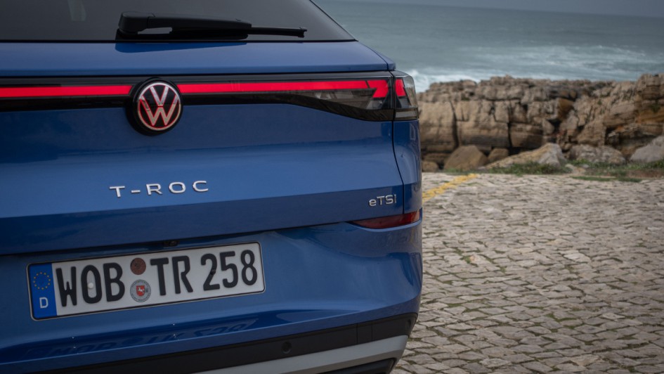 Schriftzug T-ROC am Heck des VW T-Roc mit beleuchtetem Logo