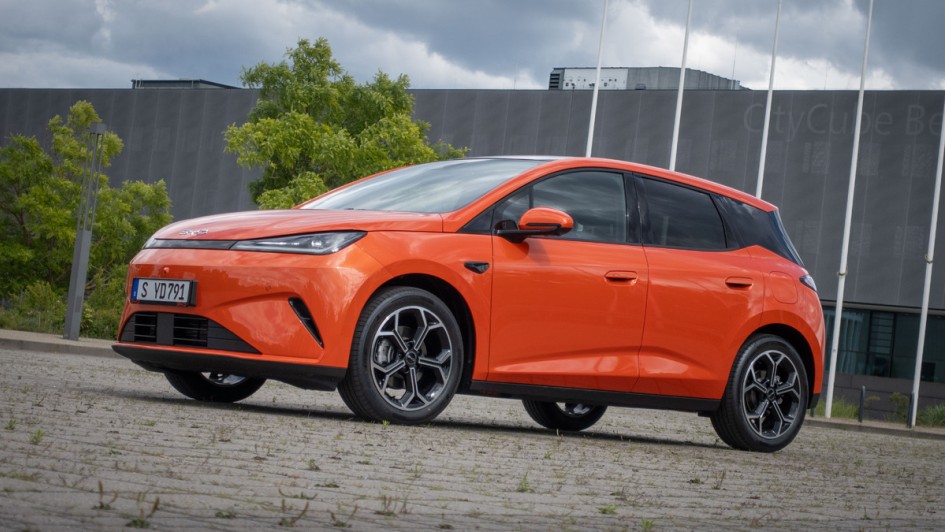 Außenaufnahme stehend schräg von vorn vom orangefarbenen BYD Dolphin G
