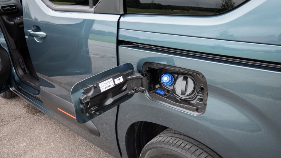 Türstopper der Schiebetür links bei ausgeklapptem Tankdeckel im Citroen Berlingo HDi 130 Max XTR