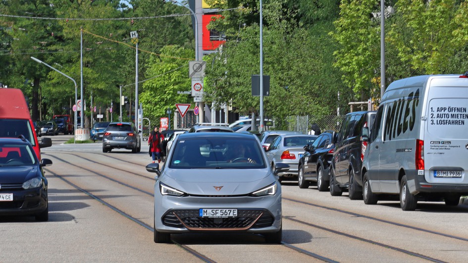 Cupra Born fahrend frontalaufnahme von vorn auf Strasse