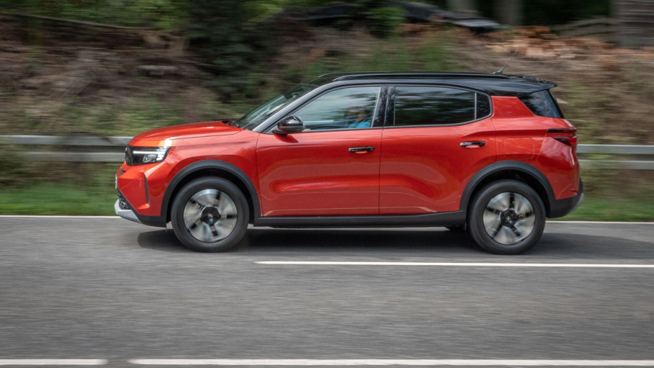 Mitzieher des Opel Frontera Electric, von rechts nach links fahrend