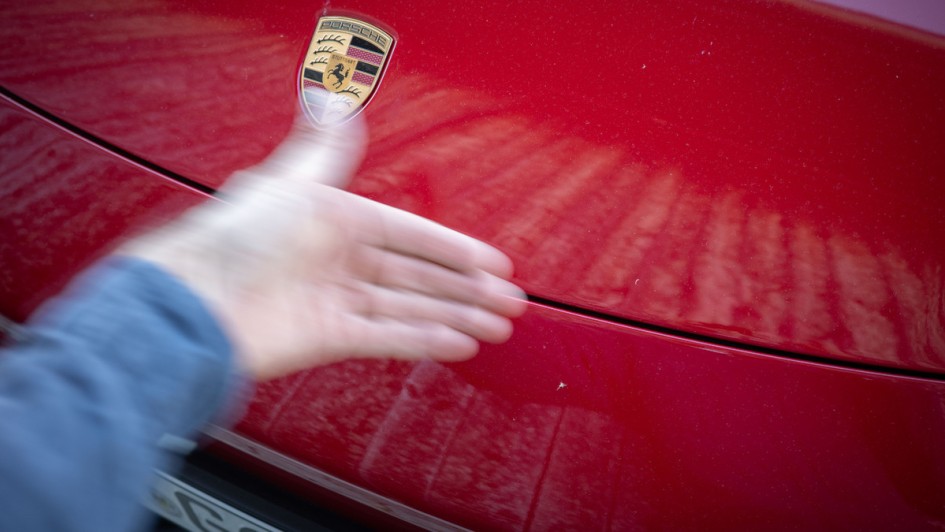 Handbewegung vor der "Motorhaube" im Porsche Macan GTS, um den Frunk zu entriegeln