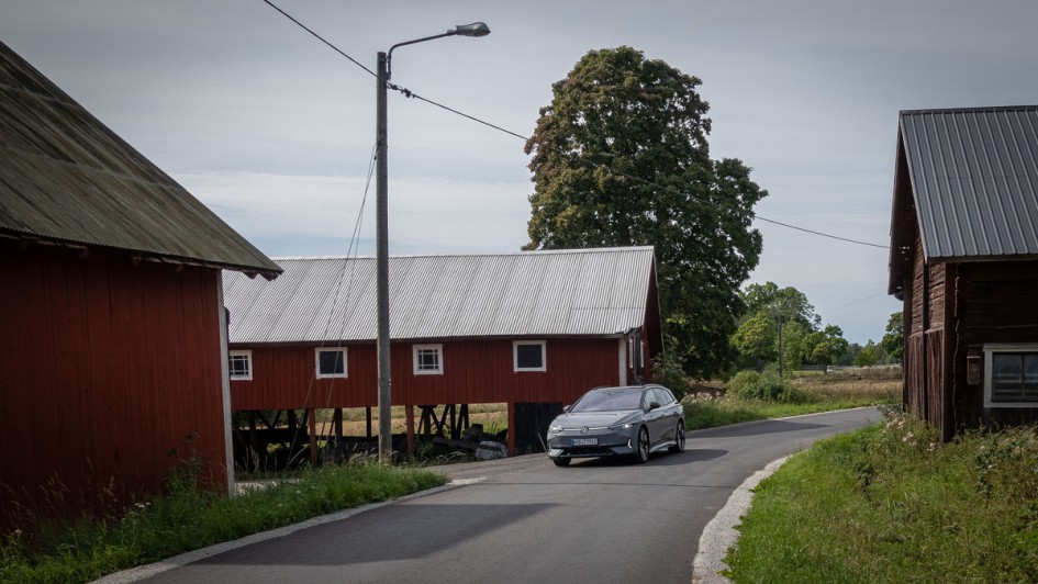 VW ID.7 Tourer GTX in der Mitte eines schwedischen Dorfes stehend