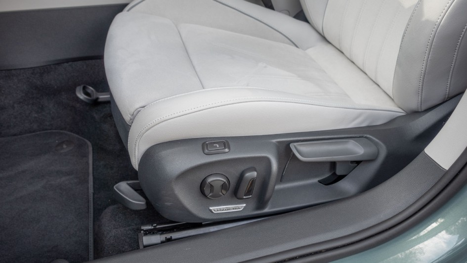 Ergo-Active-Sitze mit teilelektrischer Verstellung im VW Passat Variant