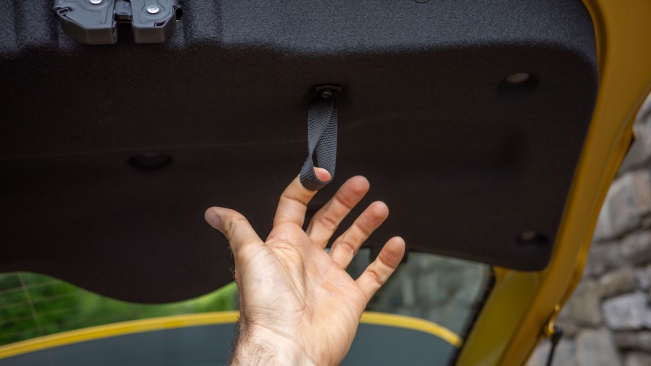Schlaufe zum Zuziehen des Kofferraums an der Heckklappe innen des Fiat 500 Hybrid