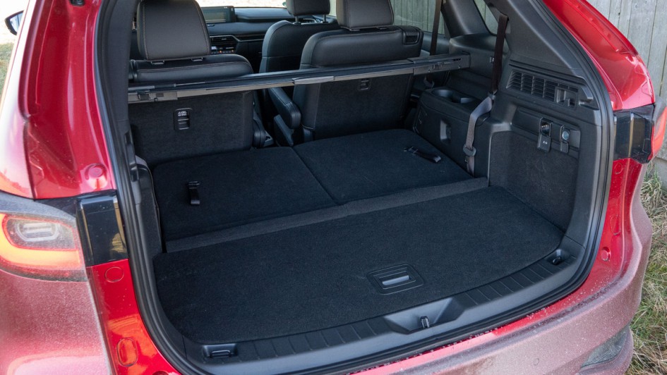 Foto des CX-80-Kofferraums mit umgeklappter letzter Sitzreihe 