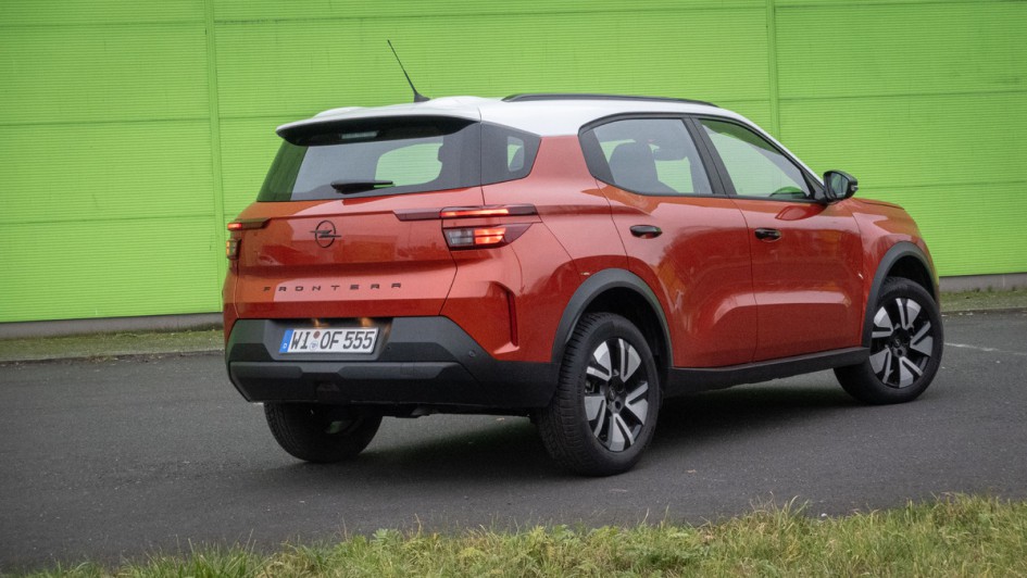 Opel Frontera von hinten vor grüner Wand fotografiert